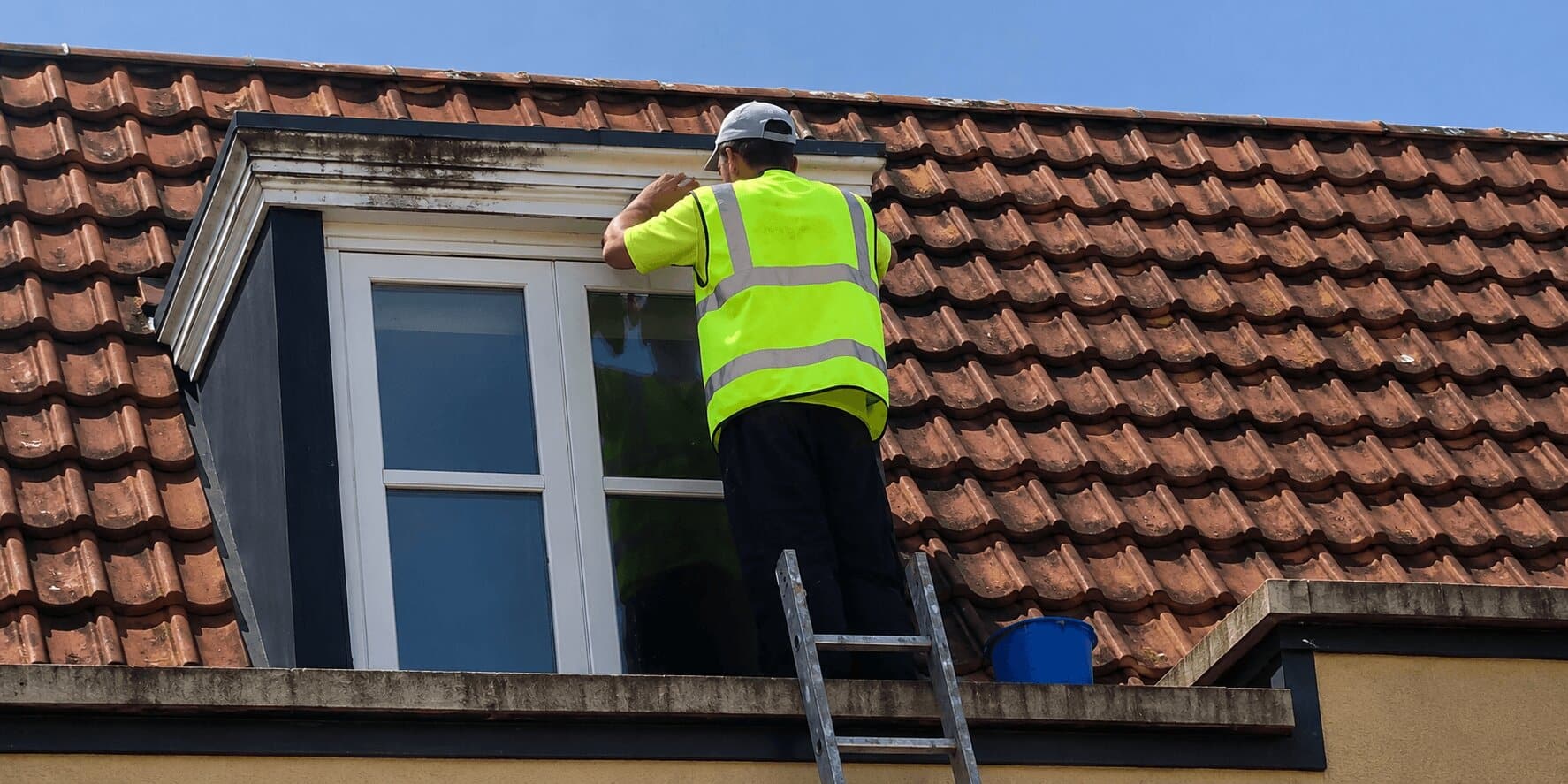 AquaClean operative cleaning a dormer window